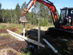 Holzspundarmierung in Entwässerungsgraben zur hydrologischen Sanierung im Schwindenmoos