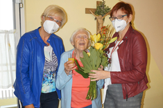 Hochwind an ihrem 101. Geburtstag mit Einrichtungsleiterin Jutta Wild und Pflegedienstleiterin Cornelia Egelhof (v.l.) Hochwind an ihrem 101. Geburtstag mit Einrichtungsleiterin Jutta Wild und Pflegedienstleiterin Cornelia Egelhof (v.l.)