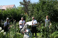 Auszeichnung zum Naturgarten in Markt Waal (von links): Friederike Holderried, Franziska Nellessen, Kaspar Rager und Birgit Wehnert