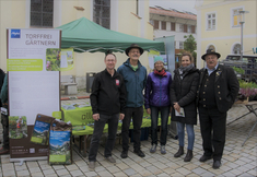 Infostand auf dem Wochenmarkt – gemeinsam mit den beiden Moorführern Walter Sirch und Otto Schrägle informierten die Projektmitarbeiterinnen unter dem Motto „Global denken, regional handeln“ über das Thema „torffrei Gärtnern“.