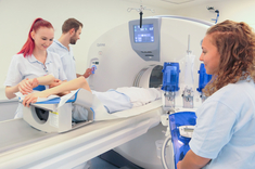 Über ein neues Computertomografie-Gerät für das Klinikum Kaufbeuren freuen sich Chefarzt Dr. Wolfgang Beinborn und sein Team Über ein neues Computertomografie-Gerät für das Klinikum Kaufbeuren freuen sich Chefarzt Dr. Wolfgang Beinborn und sein Team