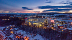 Mit der Beleuchtungsaktion machten die Kliniken Ostallgäu-Kaufbeuren auf die aktuell extrem angespannte Situation in den Krankenhäusern aufmerksam