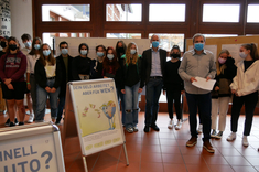 Schulleiter Michael Gschnaidner und Lehrer Jan Färber nehmen mit der Q11 des Gymnasiums Füssen das Klimaquiz in Augenschein